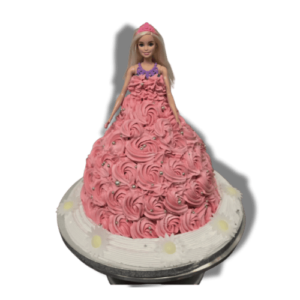 Prinsessentaart in roze jurkvorm met rozenpatronen, zilveren accenten en een pop als decoratie, perfect voor kinderfeestjes en verjaardagen.